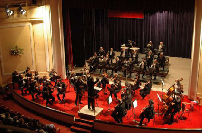 La Sinfonica di Sanremo accende l’estate: musica, mare e città